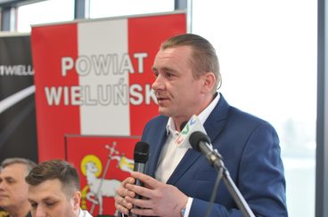 W Zespole Szkół nr 1 w Wieluniu podpisano umowę na budowę boiska